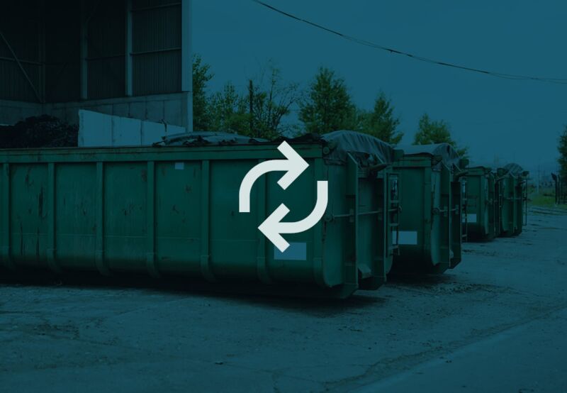 Container mit recycelten Abfall auf einem Werksgelände